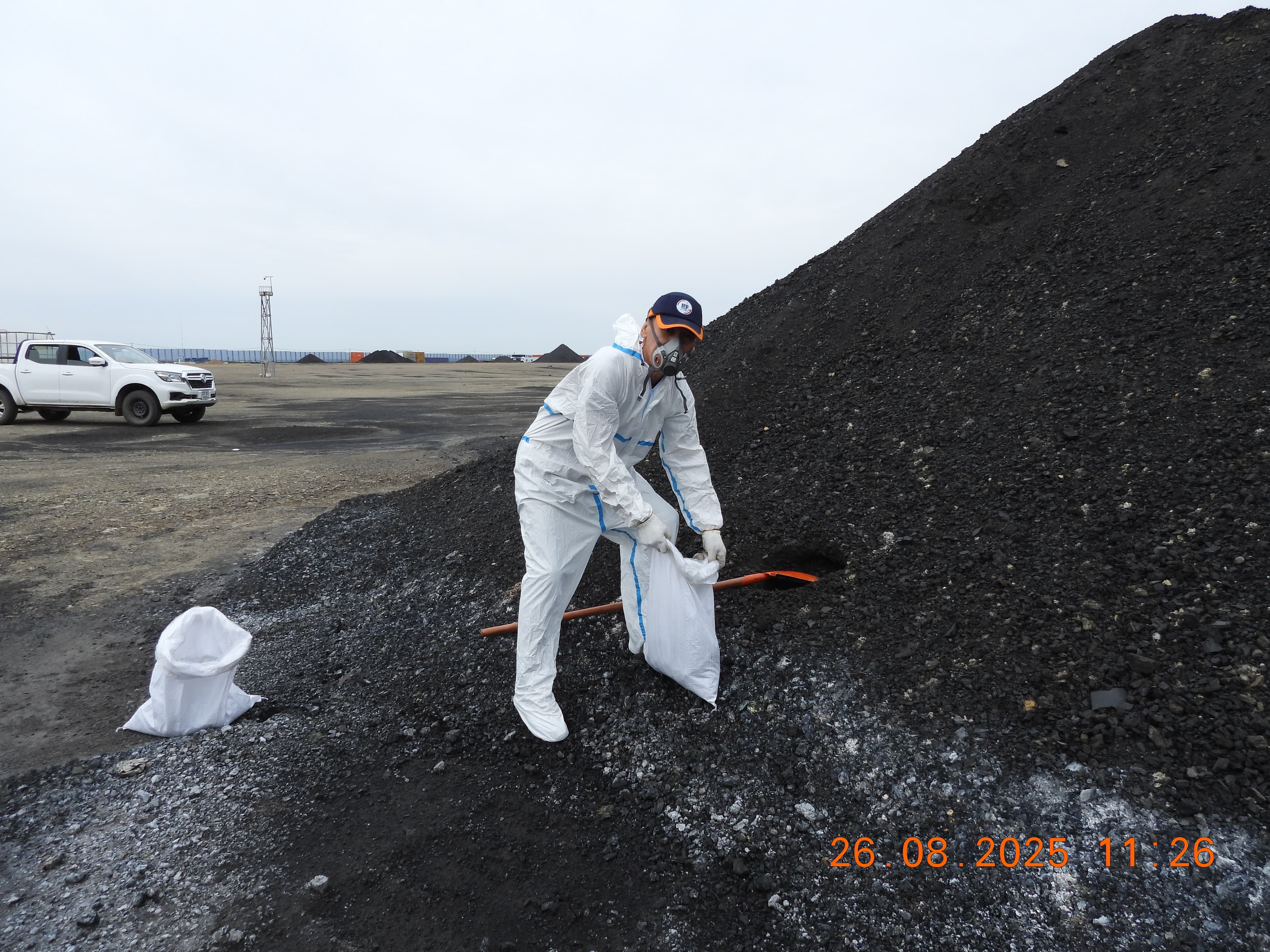 Химийн лабораторид ажиллаж буй судлаачид